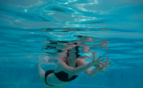 Underwater Swimmer (via <a href="http://www.flickr.com/photos/brownpau/4706460512/">Brown Pau</a>)